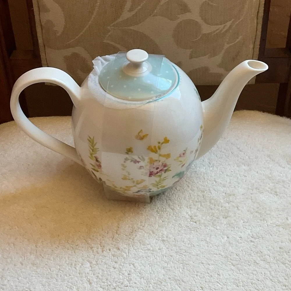 Grace Pantry Roses & Flowers w Polka Dots Tea Pot